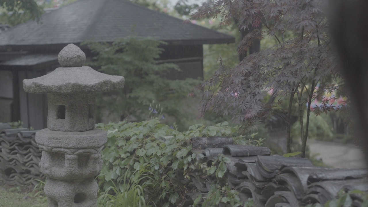 雨天吉僧寺的石灯/韩国首尔城北区视频素材