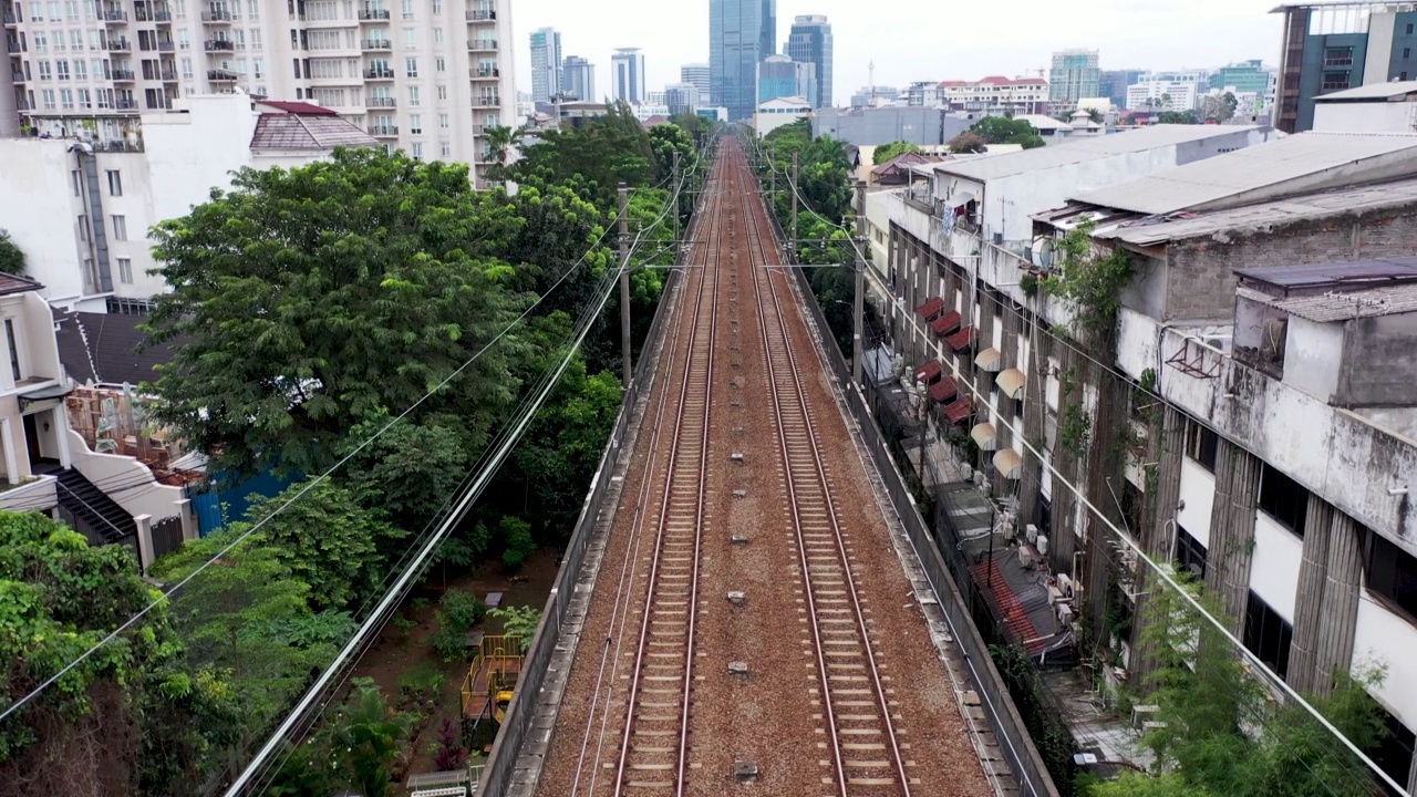 可爱的雅加达的电气化铁路，从上面鸟瞰视频素材