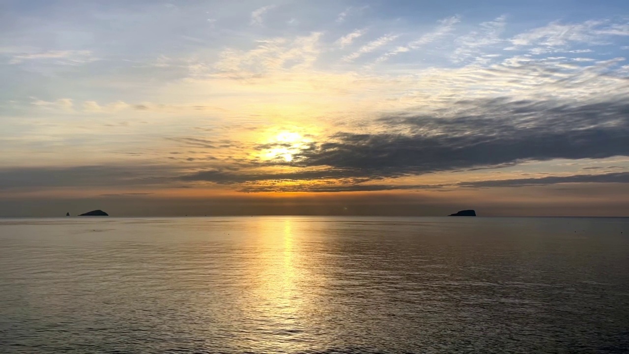 中国大连太平洋海岸线上的日出。视频素材