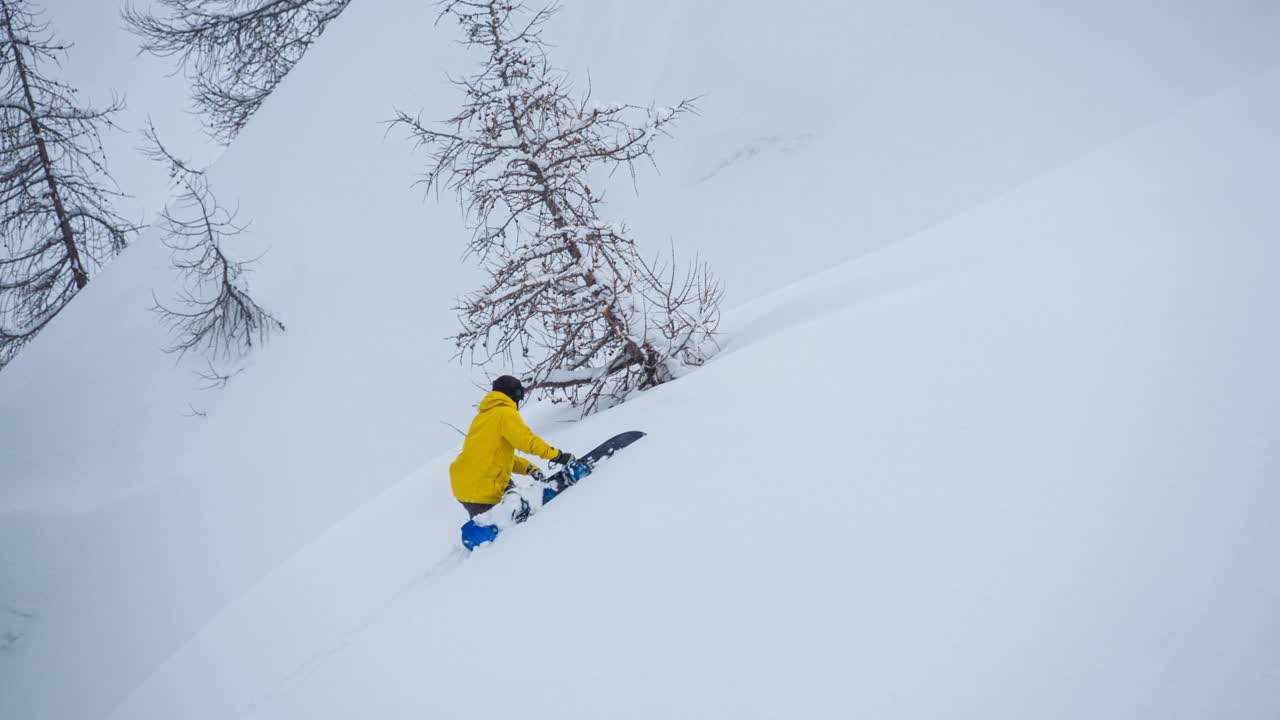 滑雪者在厚厚的积雪中爬上山上视频素材