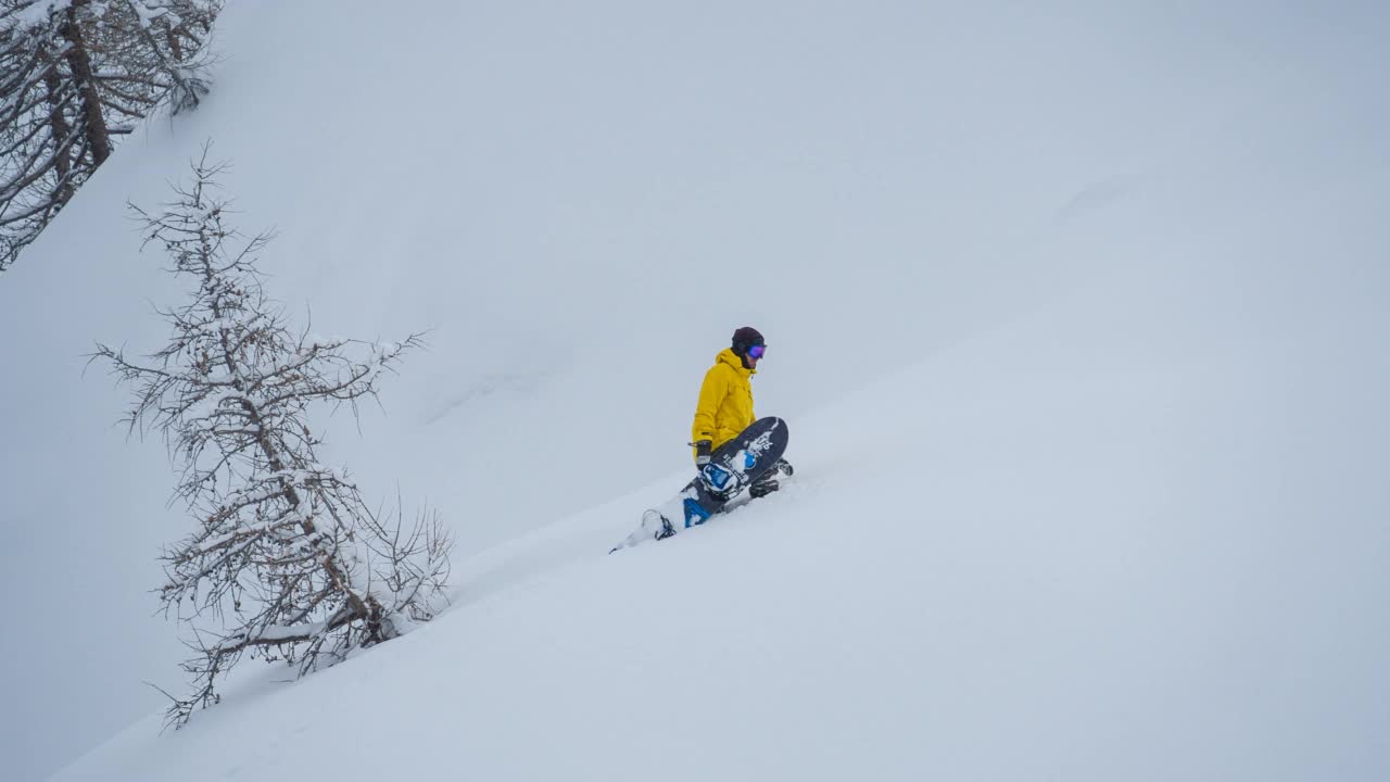 滑雪爱好者在荒野中探索雪山视频素材