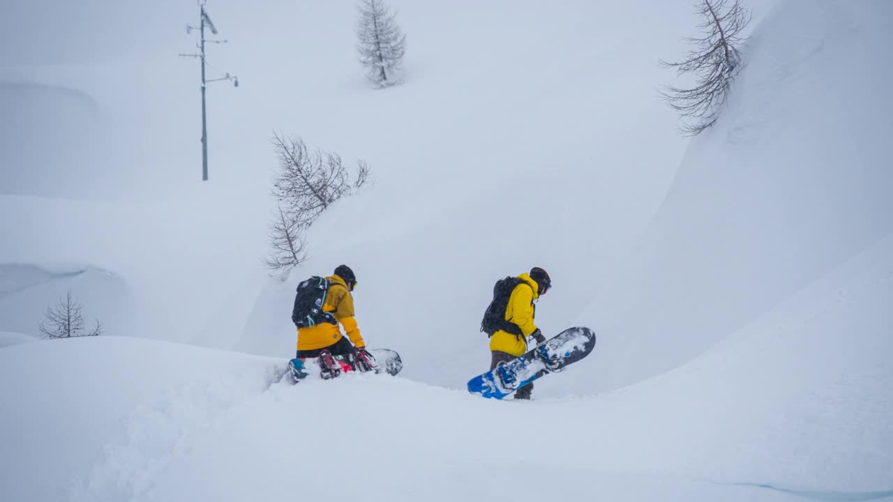 冬日里，滑雪爱好者们在荒野中探索雪山视频素材