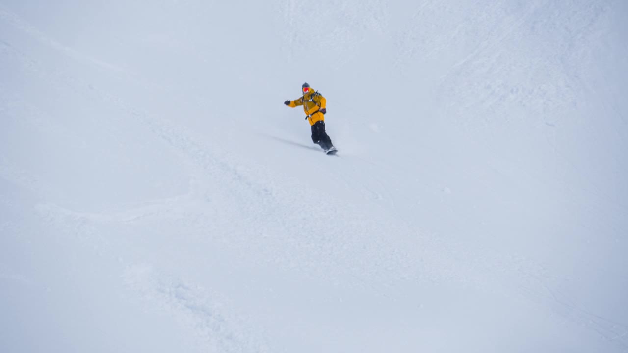 在原始的滑雪场上的荒野滑雪视频素材