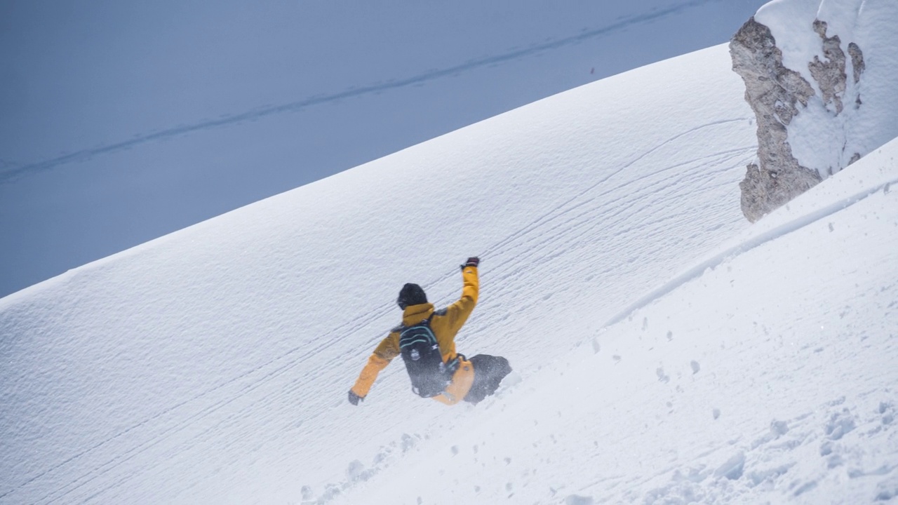 在极陡峭的地形上进行越野滑雪视频素材