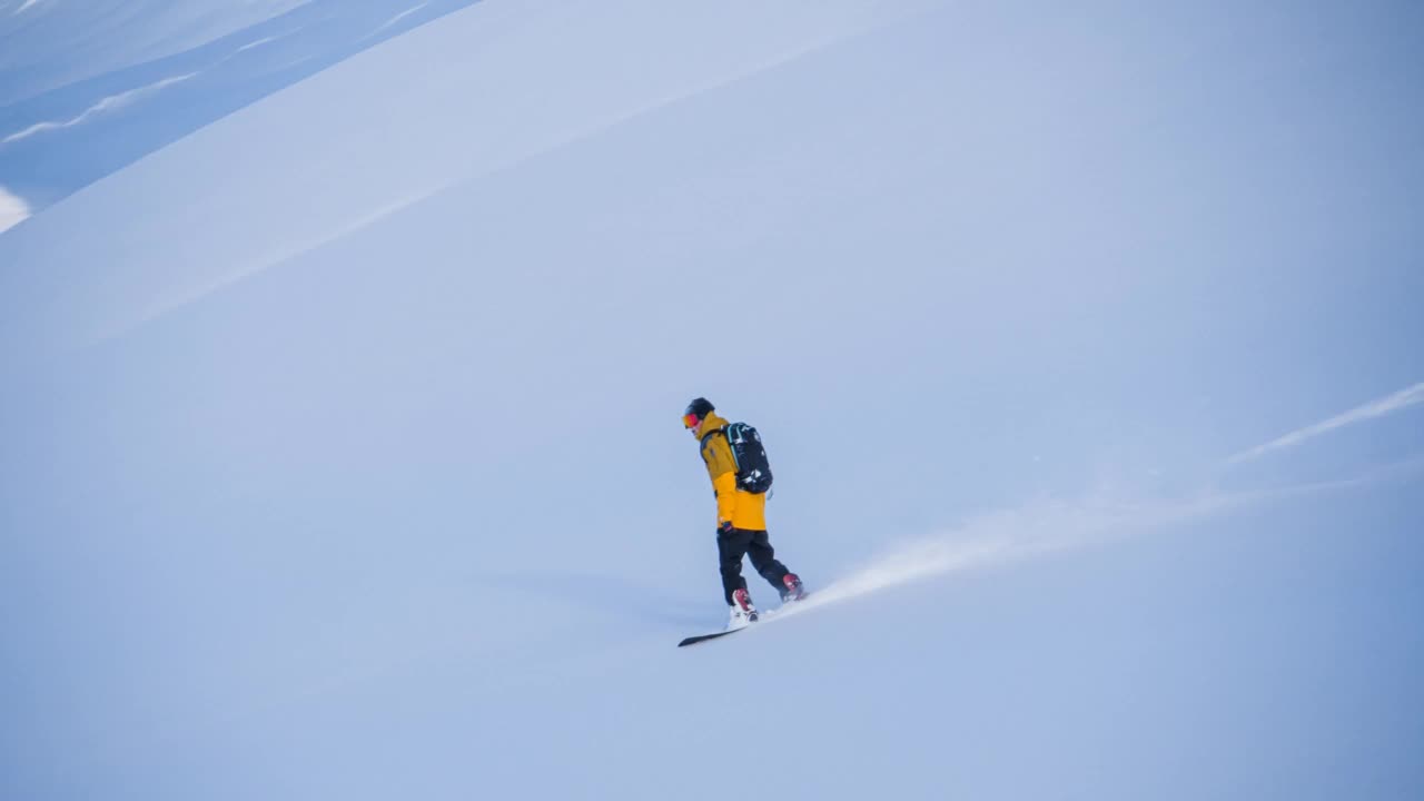 在一个阳光明媚的冬日里进行野外滑雪视频素材