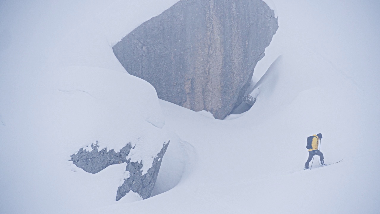 爬上白雪覆盖的山视频素材