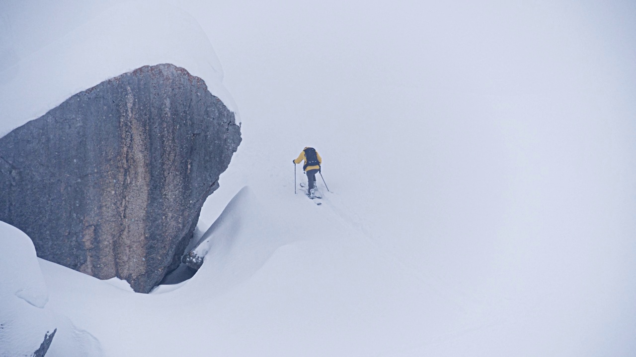 在阿尔卑斯山的乡间滑雪旅行视频素材