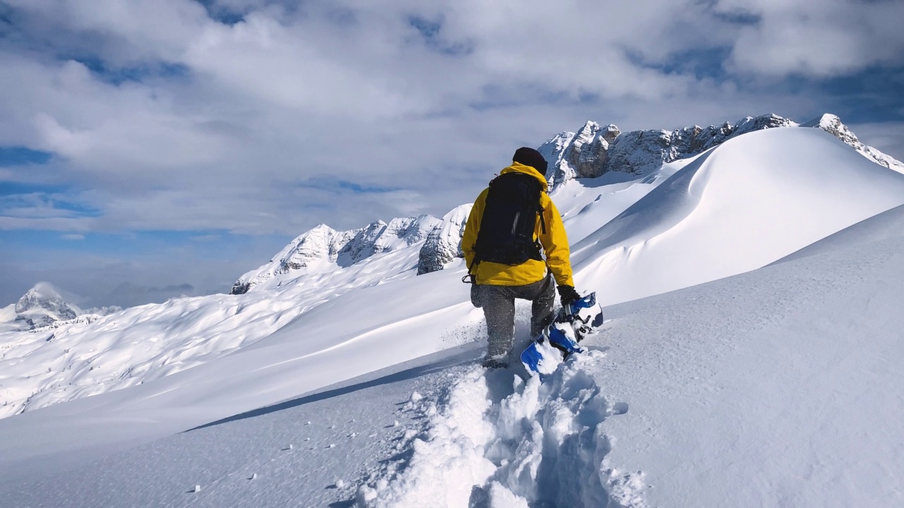 在深雪中登山的滑雪者视频素材