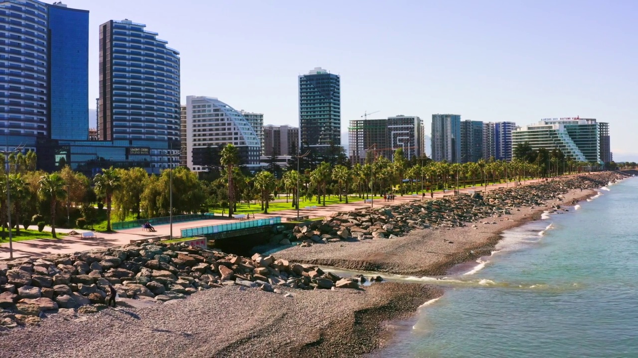 黑海海滩和现代度假城市的城市天际线视频素材