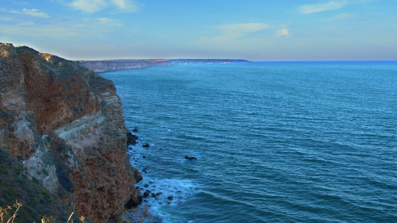 风和日丽，海面平静——白天从悬崖顶上看到的海景视频素材