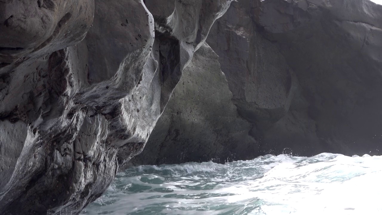 黑色火山海岸上的海浪视频素材