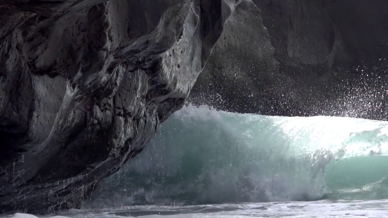 黑色火山海岸上的海浪视频素材