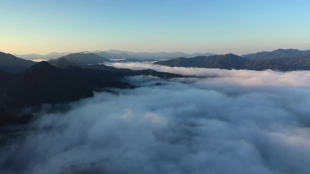 山的风景和海的云/韩国京畿道加平郡视频素材