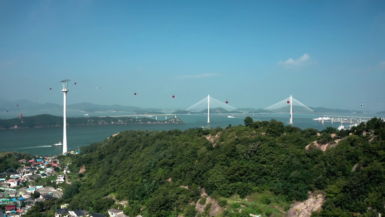 韩国全罗南道木浦市，木浦大桥和缆车附近的柳达山村视频素材