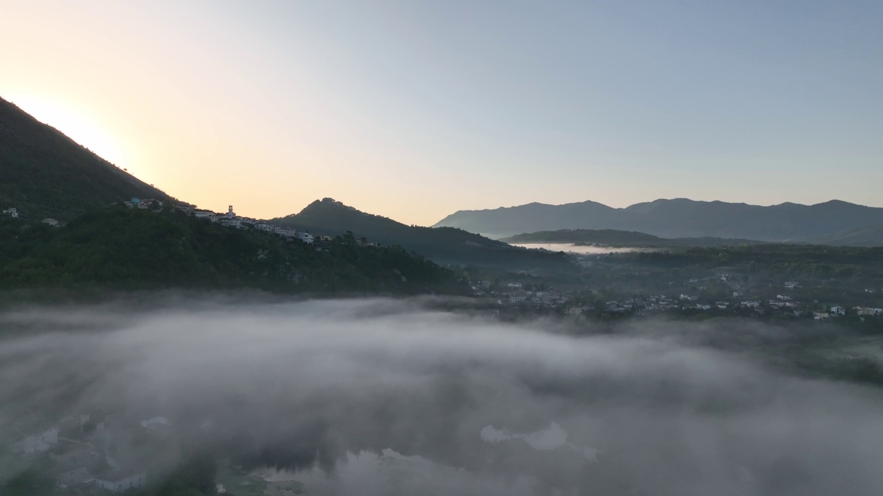 湖面在雾和云之间飞行的鸟瞰图。视频素材