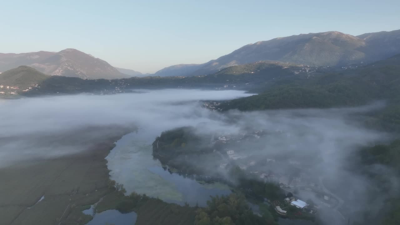 湖面在雾和云之间飞行的鸟瞰图。视频素材