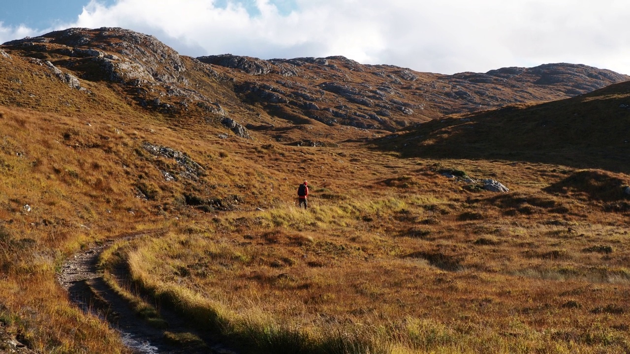 一个徒步旅行者走在通往Suilven的路上，Assynt，苏格兰，英国。视频素材