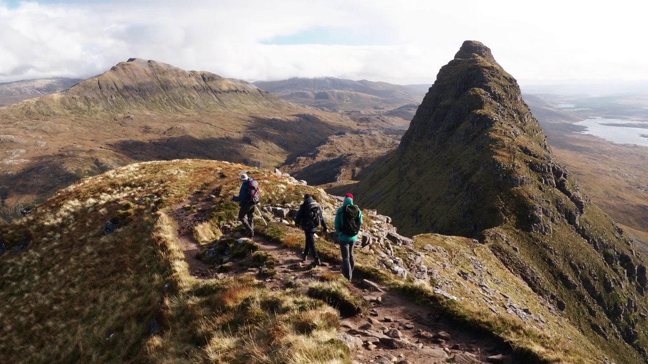 徒步旅行者在Suilven, Assynt，苏格兰，英国，望着Canisp。视频素材