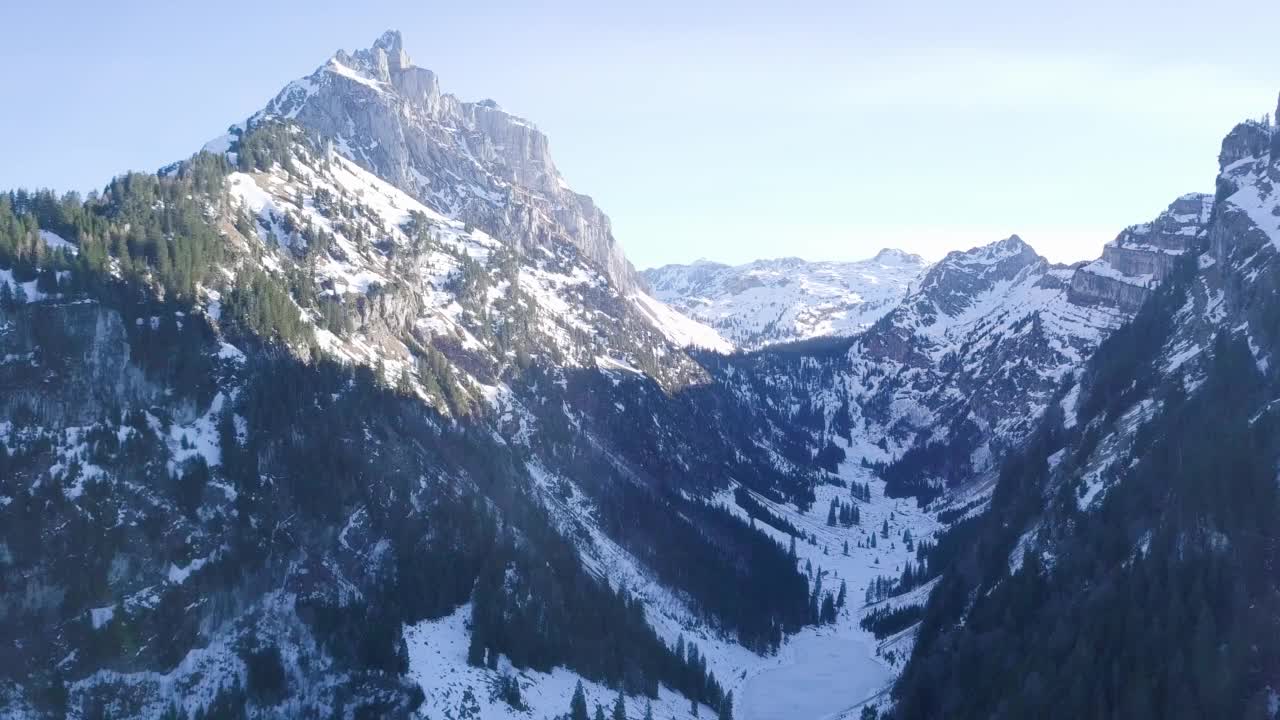 瑞士格拉鲁斯的瑞士高山湖鸟瞰图视频素材