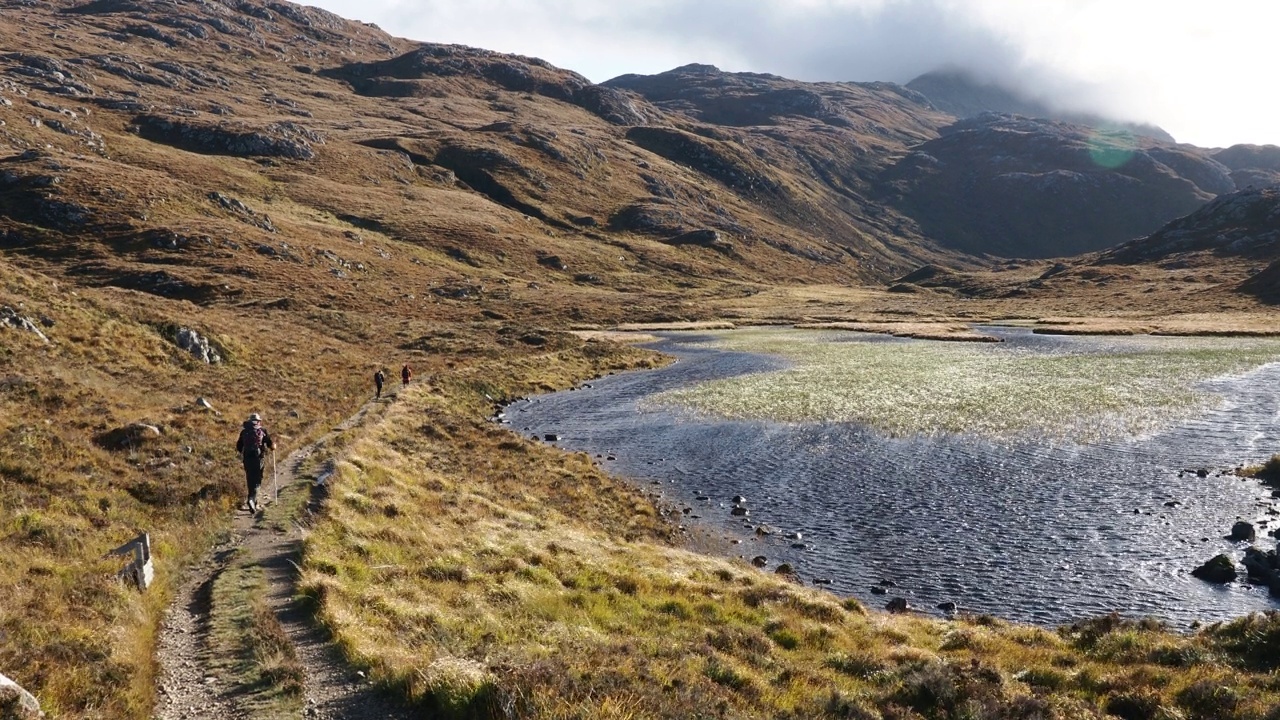 徒步旅行者在通往Suilven, Assynt，苏格兰，英国。视频素材