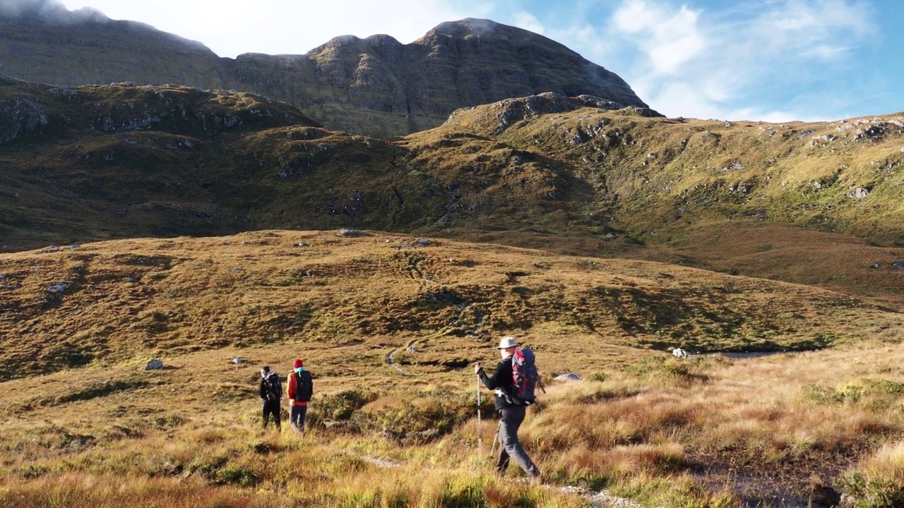 徒步旅行者在通往Suilven, Assynt，苏格兰，英国。视频素材