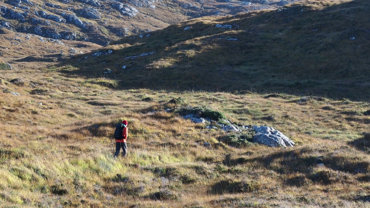 一个徒步旅行者走在通往Suilven的路上，Assynt，苏格兰，英国。视频素材