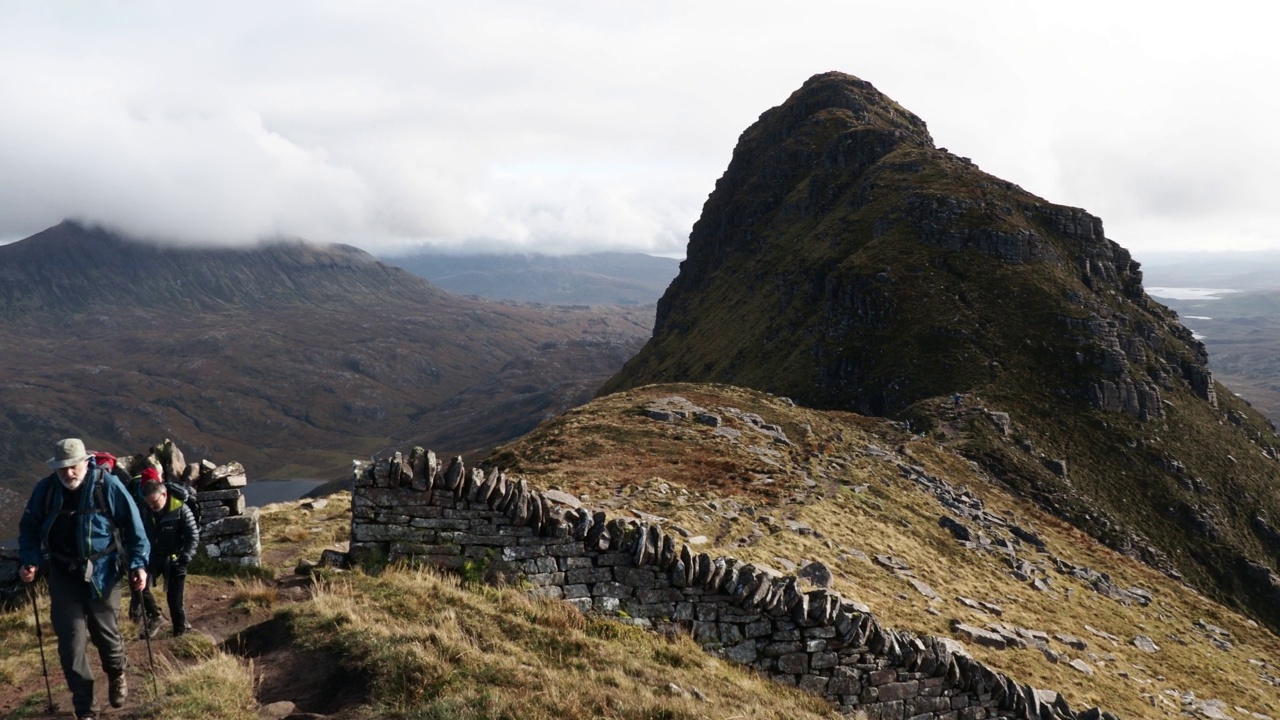 徒步旅行者在Suilven, Assynt，苏格兰，英国。视频素材