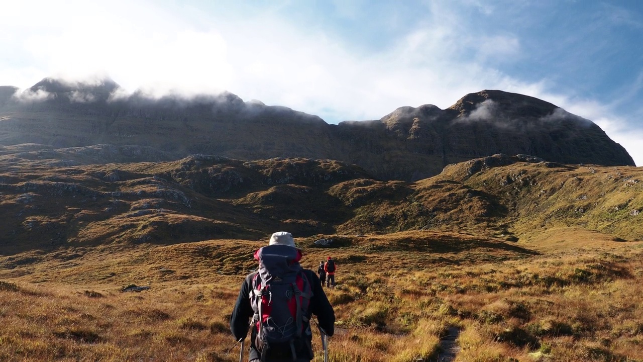 徒步旅行者在通往Suilven, Assynt，苏格兰，英国。视频素材