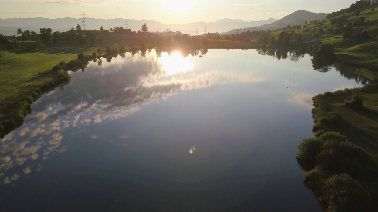 瑞士苏黎世的夏季瑞士湖鸟瞰图视频素材