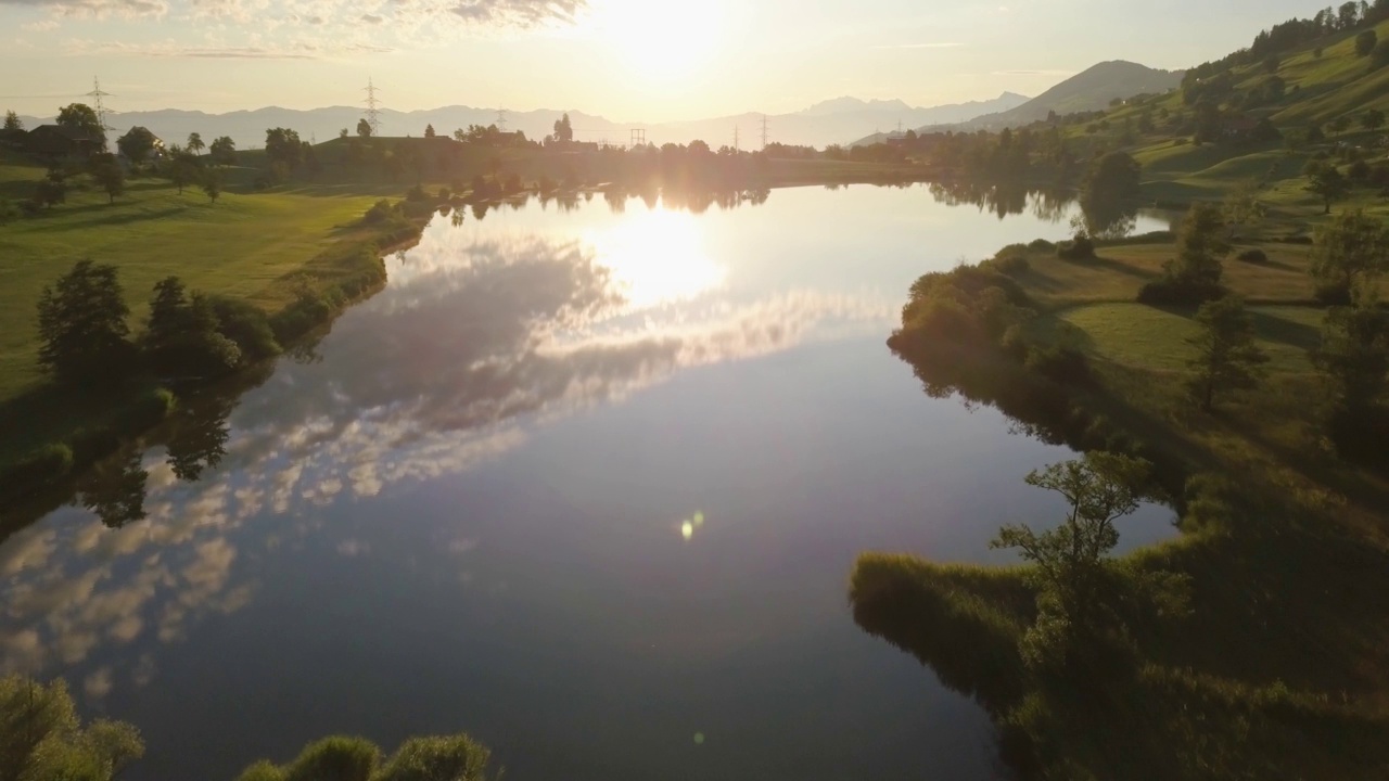 瑞士苏黎世的夏季瑞士湖鸟瞰图视频素材