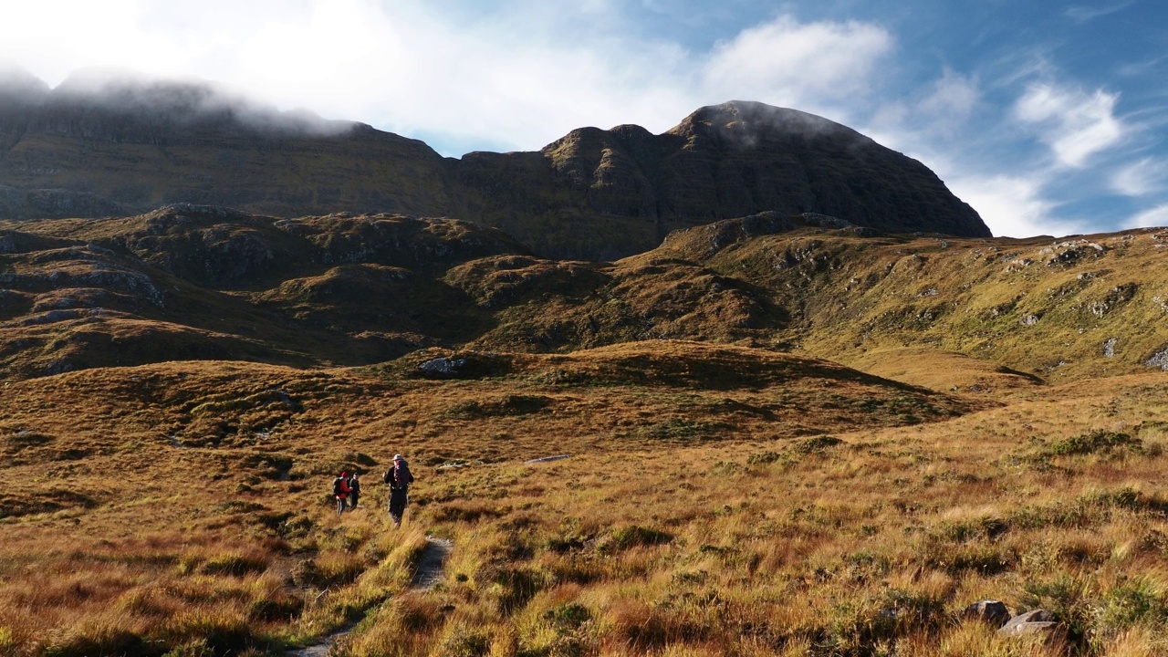 徒步旅行者在通往Suilven, Assynt，苏格兰，英国。视频素材