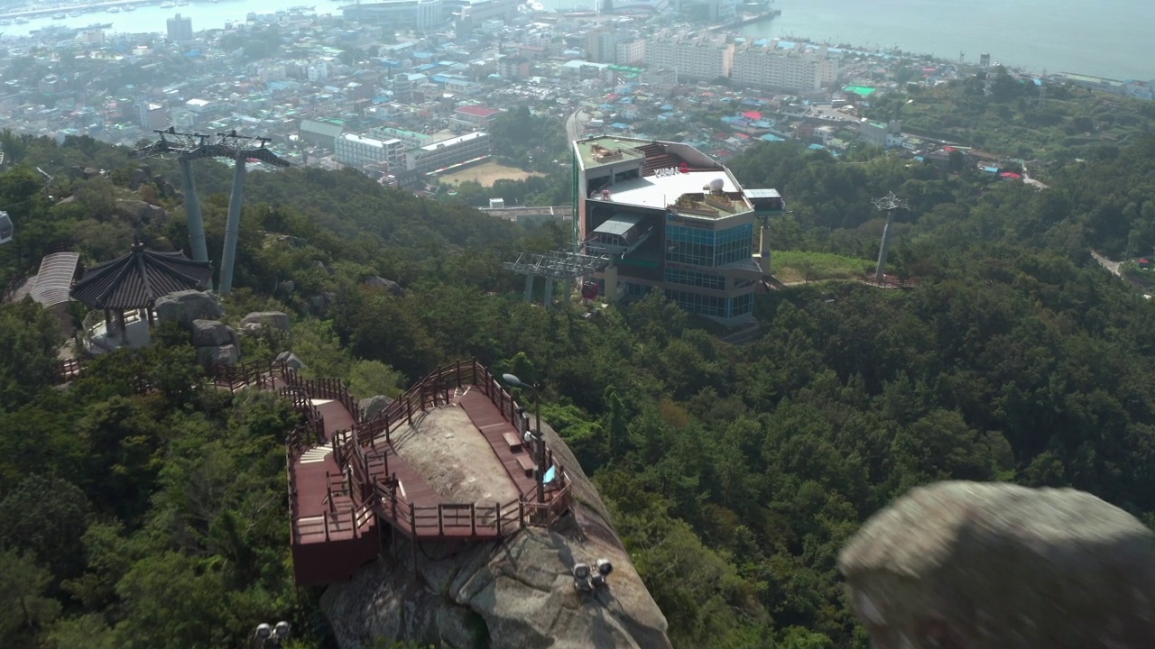 韩国全罗南道木浦市，尤达山附近的城市景观，有缆车视频素材