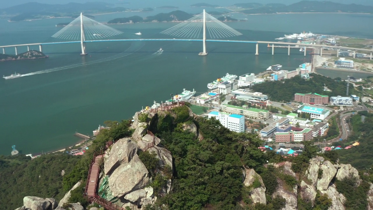 韩国全罗南道木浦市，尤达山和木浦大桥附近的城市景观视频素材