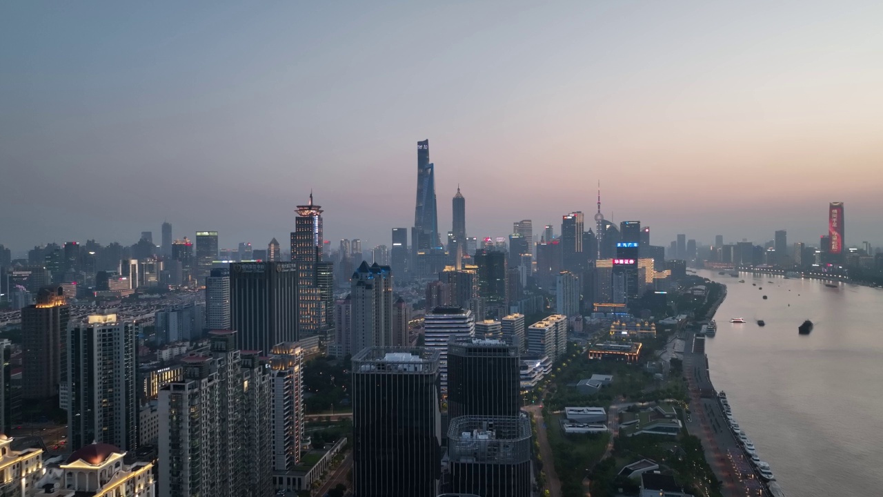 日落黄金时刻的城市天际线。无人机的鸟瞰图视频素材