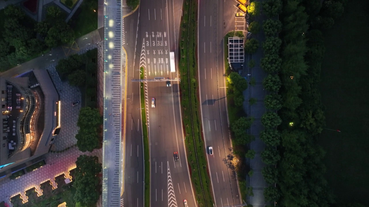 中国上海市区的城市之夜。无人机的鸟瞰图视频素材