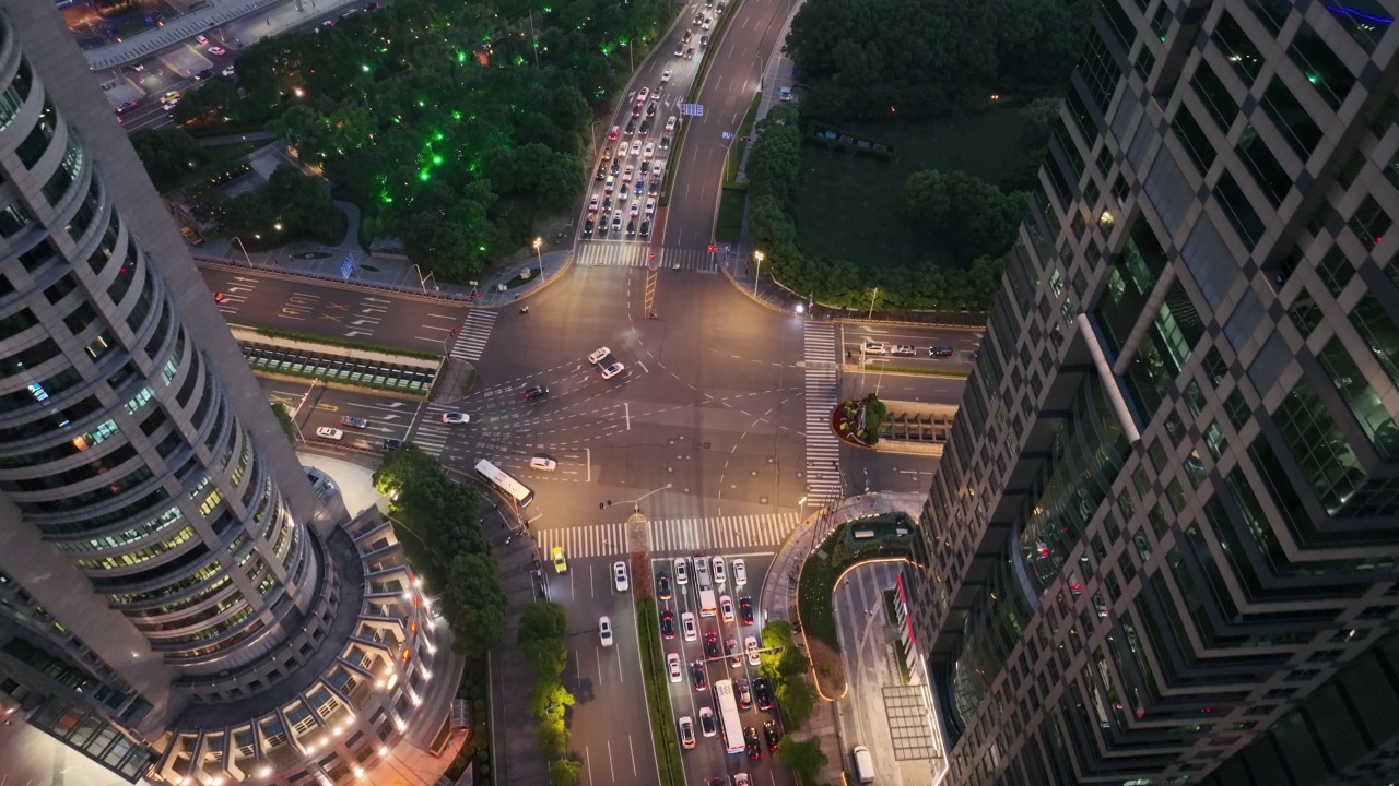 中国上海市区的城市之夜。无人机的鸟瞰图视频素材