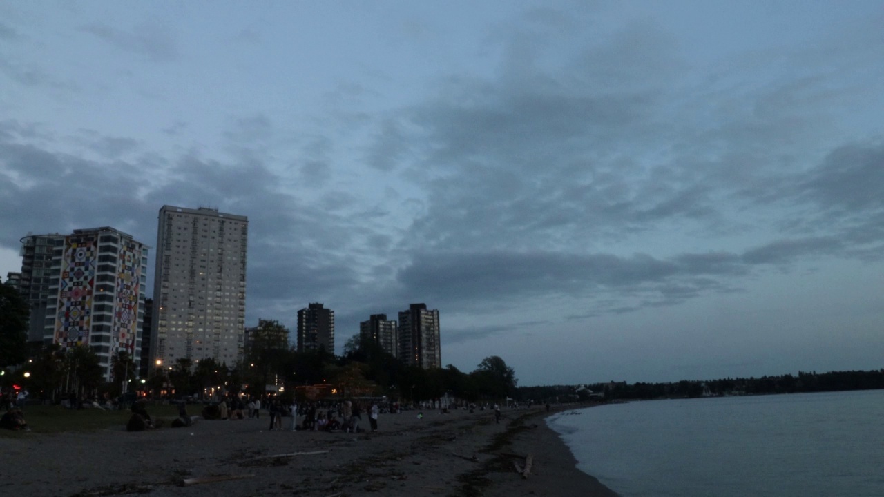 温哥华的英吉利湾海滩，夏日的夜晚，蔚蓝的天空视频素材