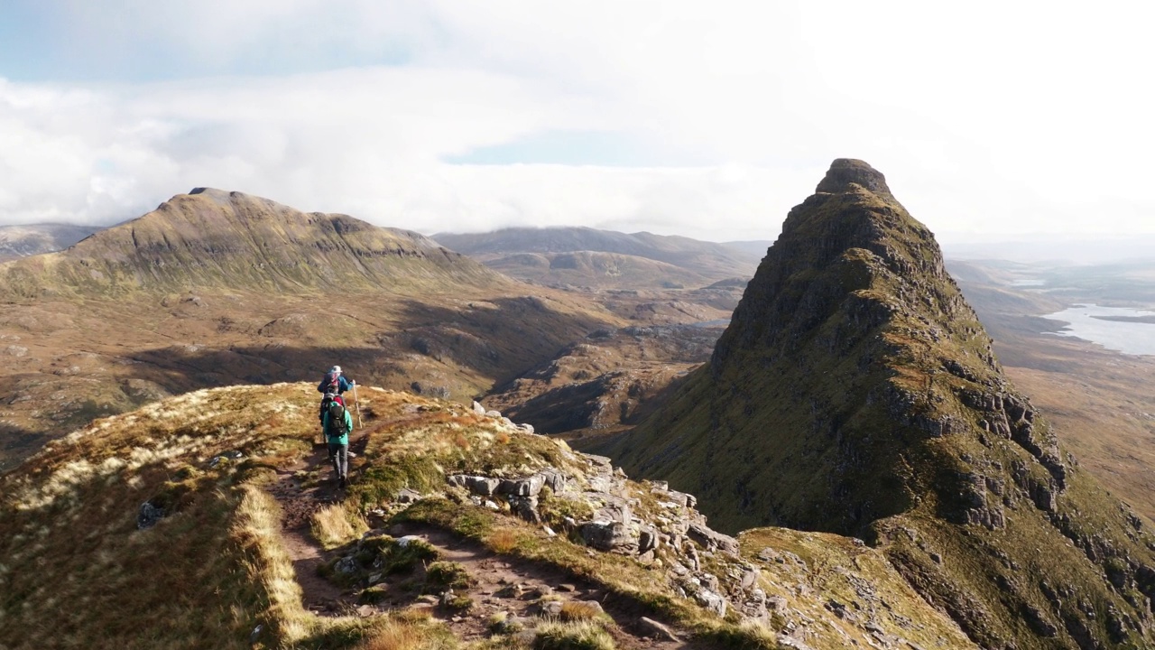 徒步旅行者在Suilven, Assynt，苏格兰，英国，望着Canisp。视频素材