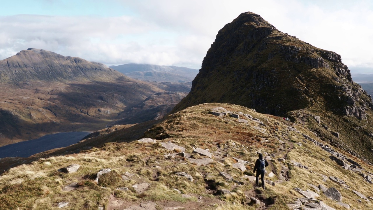 徒步旅行者在Suilven, Assynt，苏格兰，英国，望着Canisp。视频素材