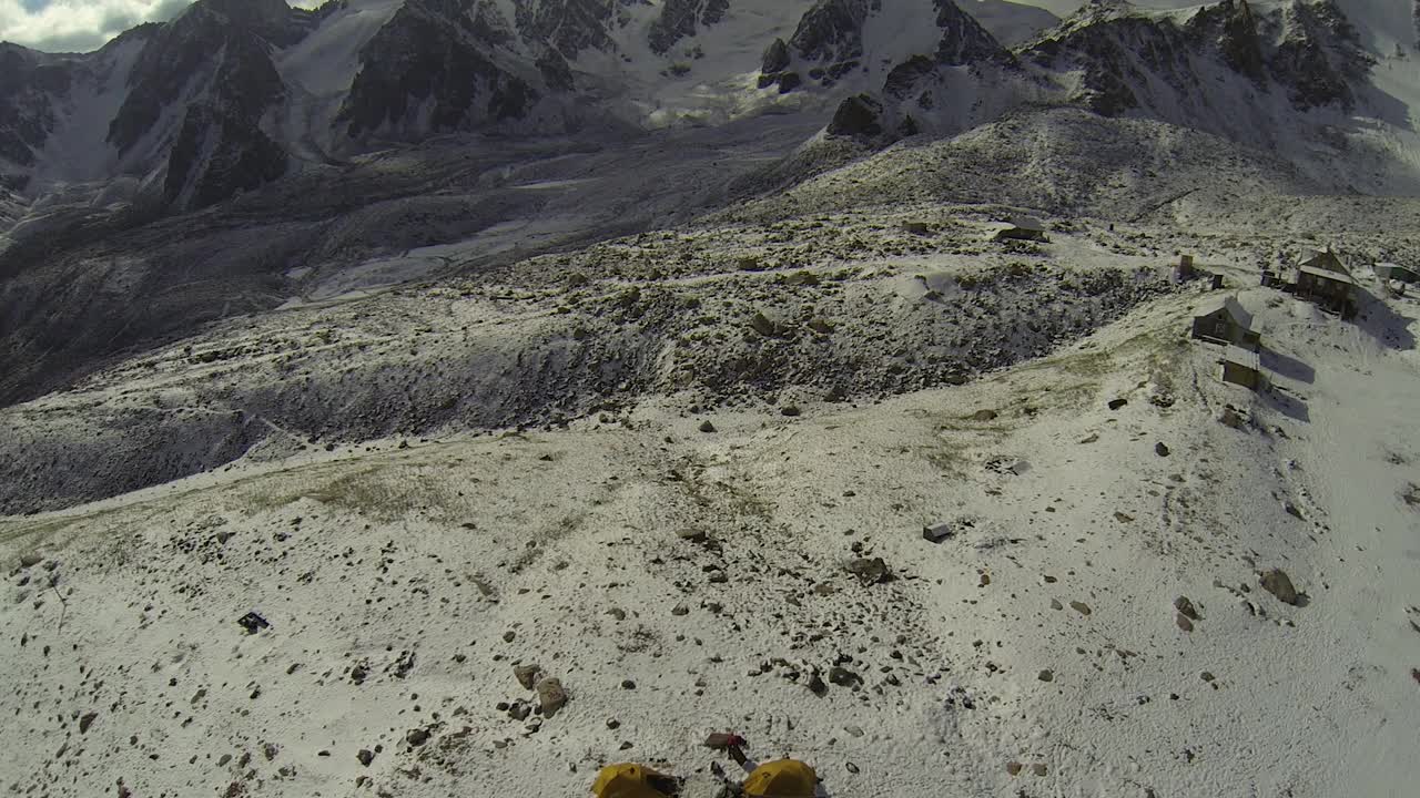 雪山和露营风景/哈萨克斯坦视频素材