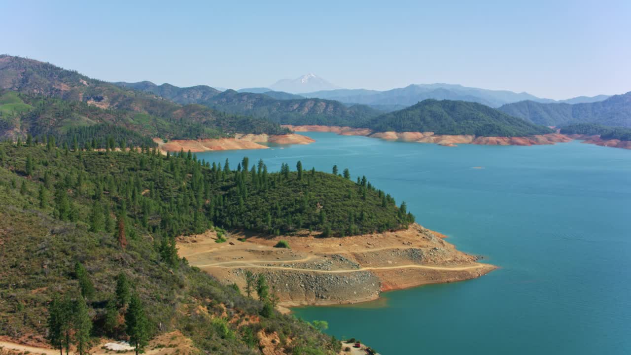 加利福尼亚州沙斯塔湖沿岸的空中海岸视频素材