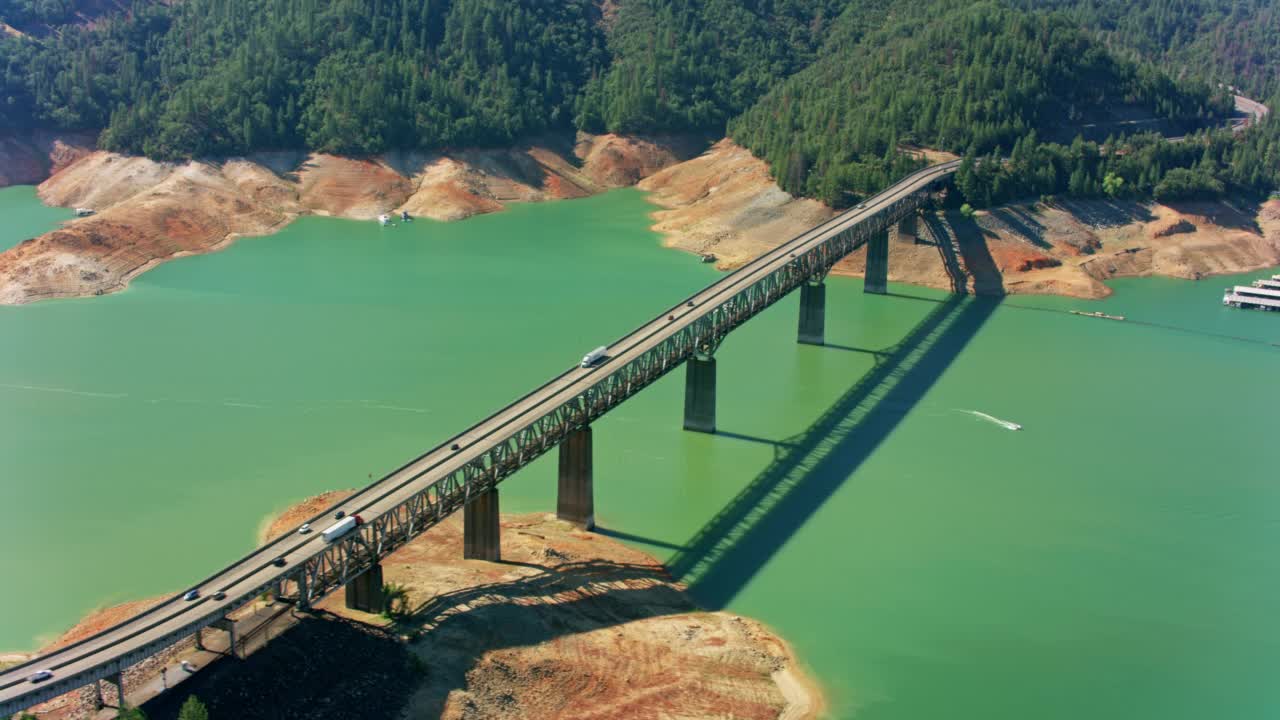 横跨沙斯塔湖的坑河大桥上空，加利福尼亚视频素材