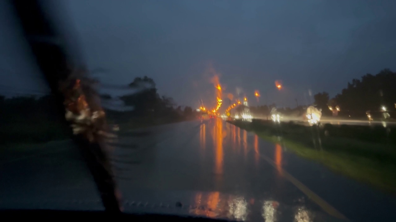 在热带风暴的夜晚，在暴雨中驾车视频素材