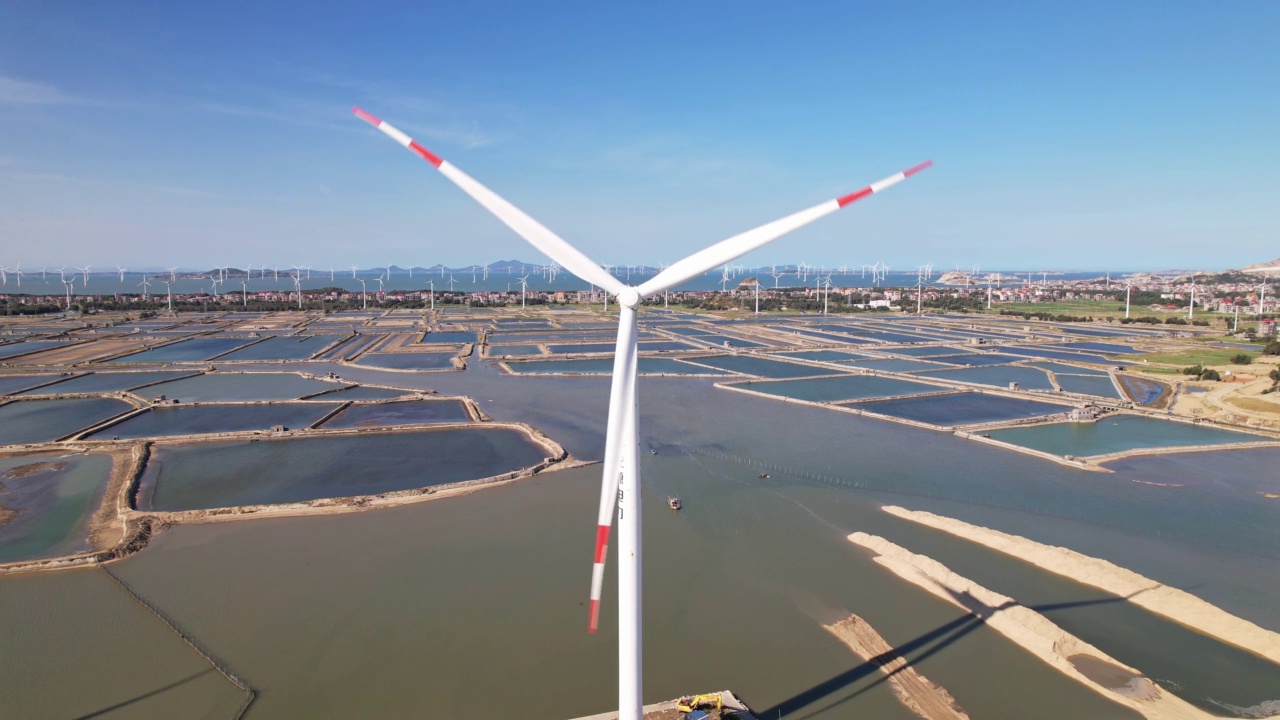 海滩上风力发电场的鸟瞰图视频素材