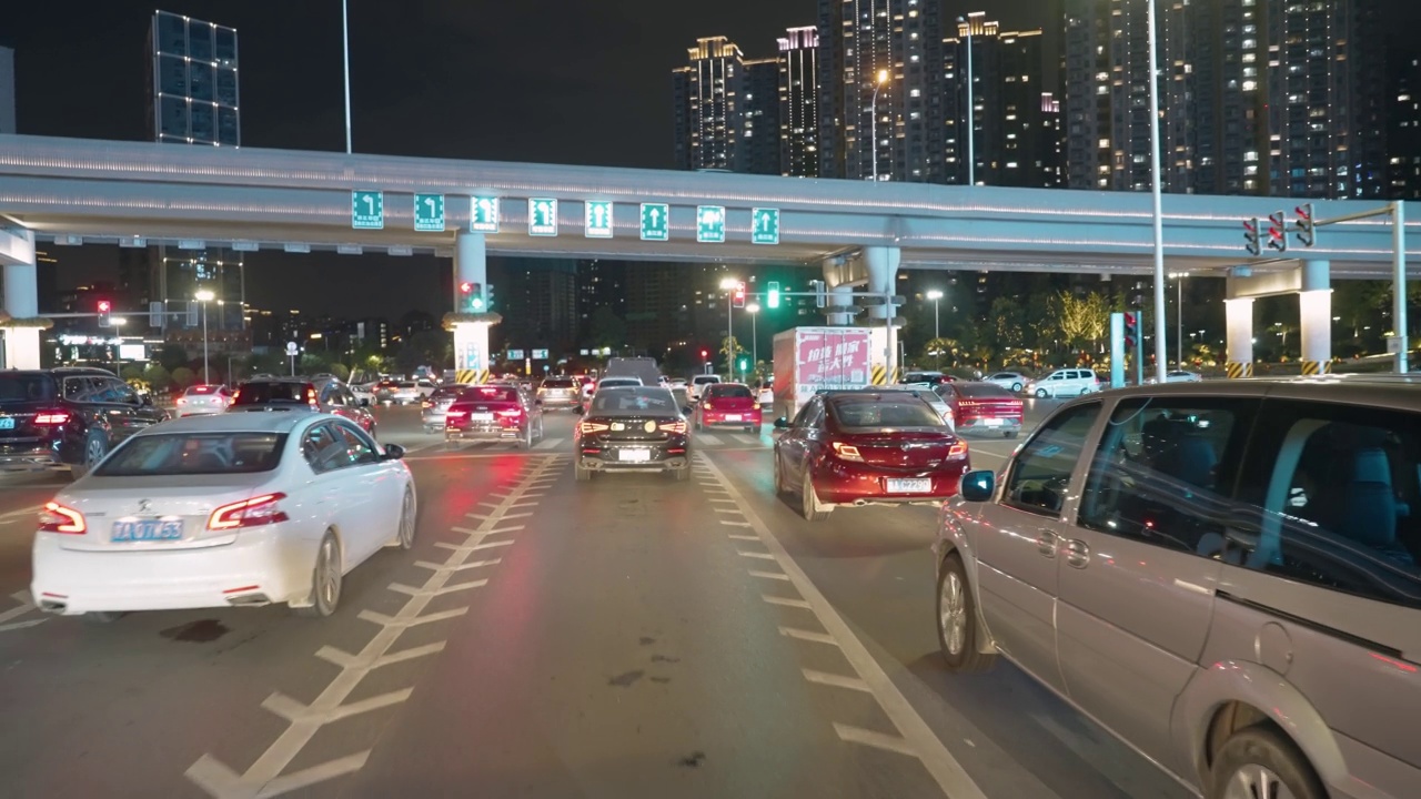 夜间在城市道路上行驶的汽车视频素材