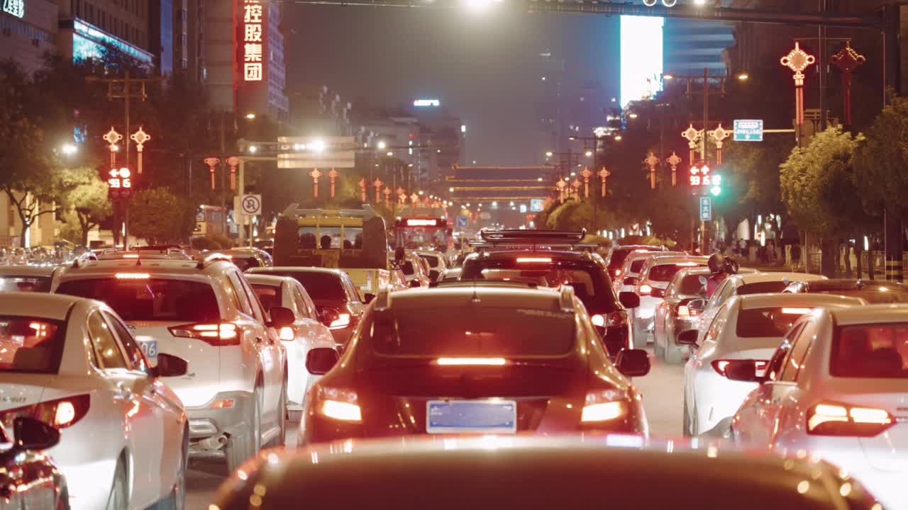 夜间在城市道路上行驶的汽车视频素材