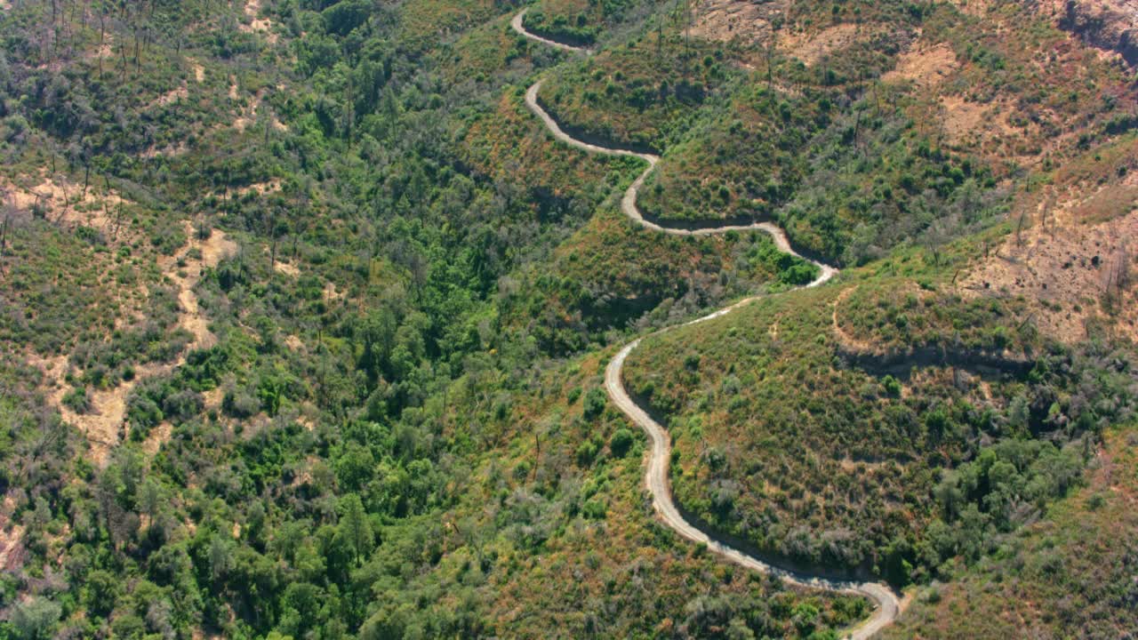 美国加利福尼亚州的空中公路蜿蜒在一座山上视频素材