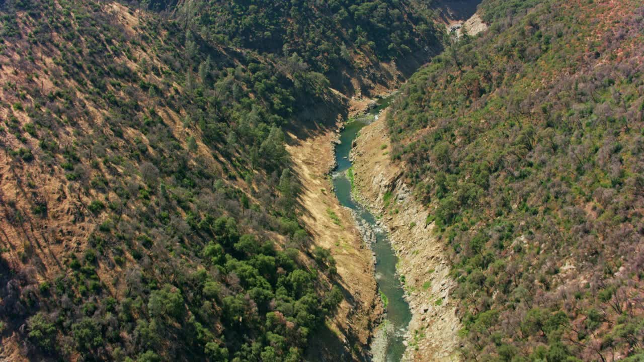 在阳光明媚的美国加利福尼亚州，空中河在峡谷中流淌视频素材