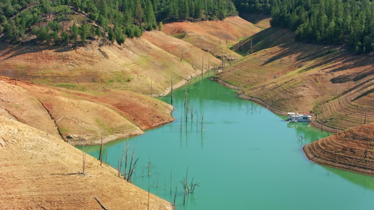 加利福尼亚州沙斯塔湖一个小海湾的空中小船视频素材