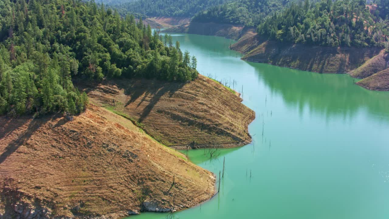 加利福尼亚州沙斯塔湖的一个入口视频素材